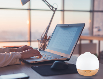 L'utilisation d'un diffuseur d'huile essentielle d'agrumes aide à réduire la dépression au Bureau